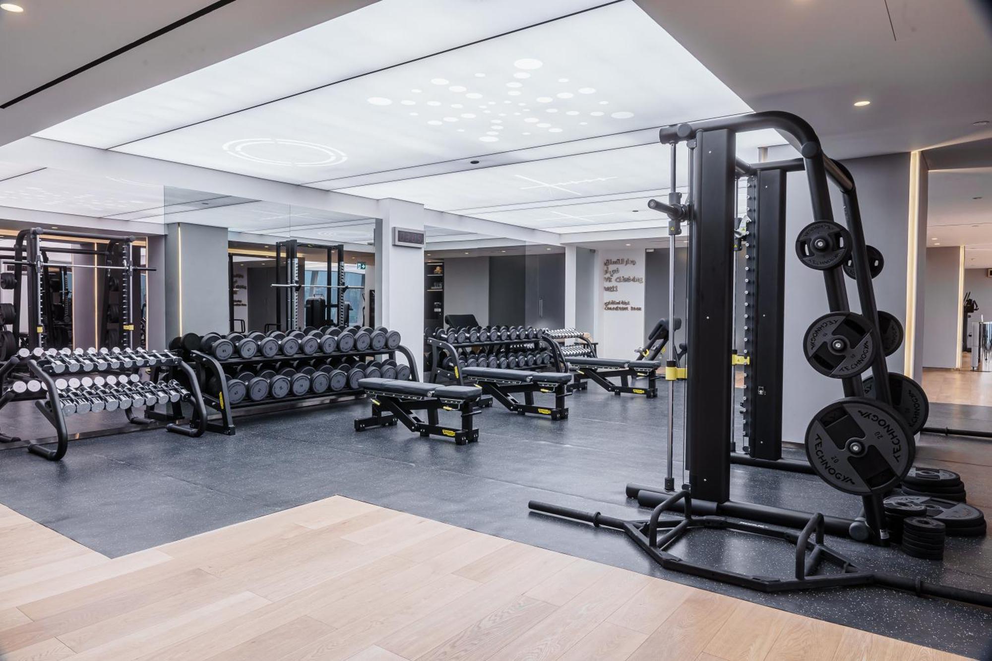 Fairmont Doha Hotel Lusail Luaran gambar The gym at The Ivy Collection