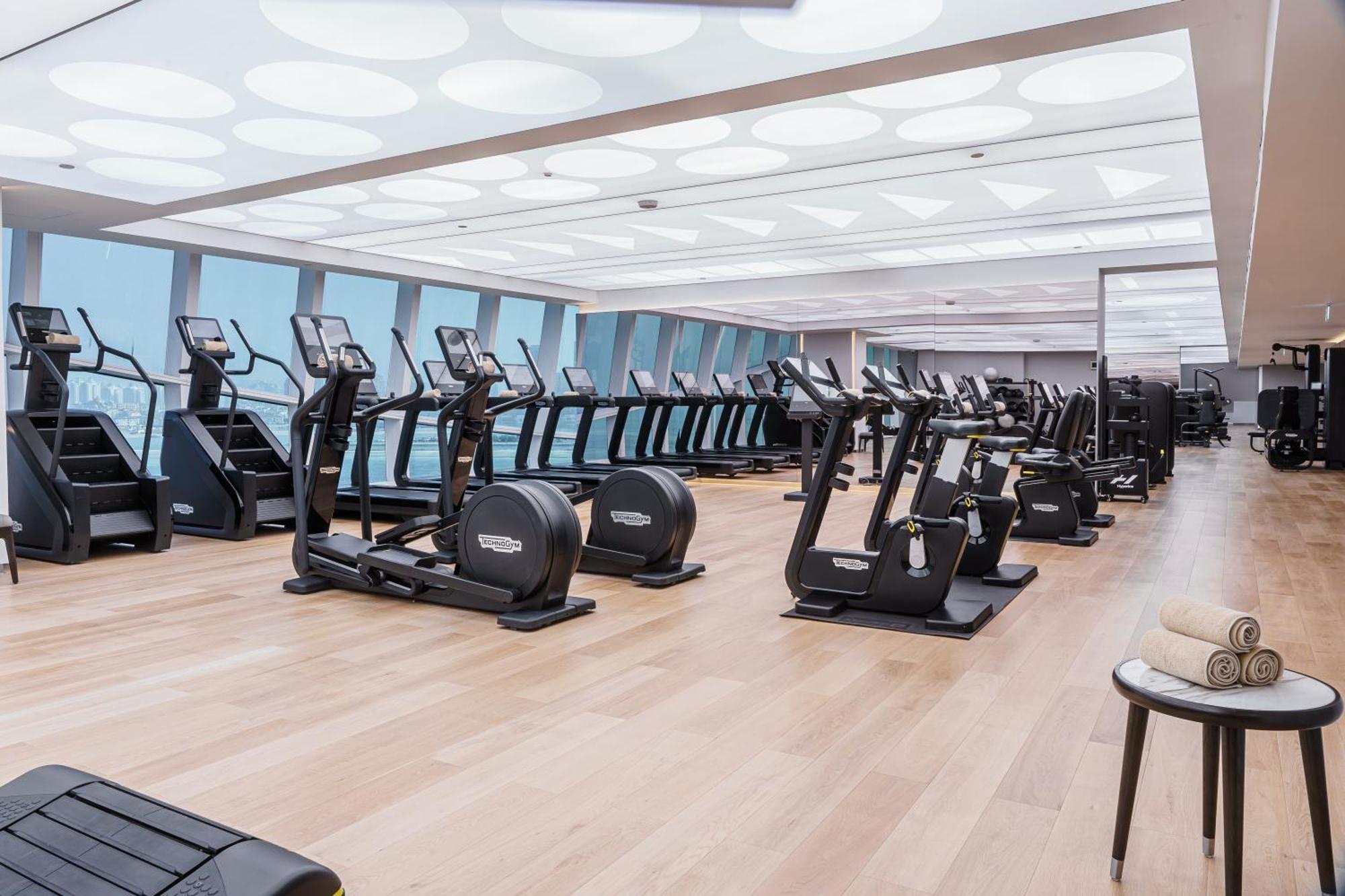 Fairmont Doha Hotel Lusail Luaran gambar The gym at the 100 East 53rd Street building