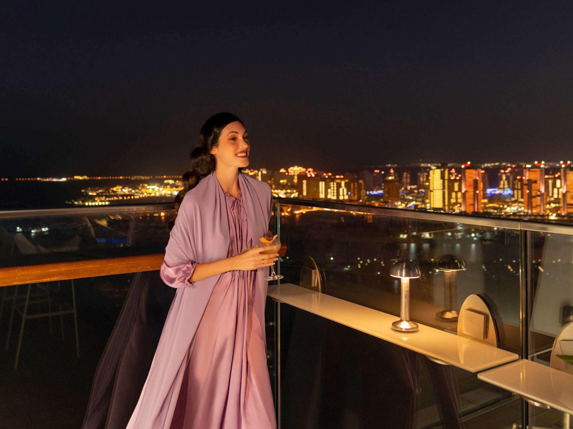 Fairmont Doha Hotel Lusail Luaran gambar A woman wearing an abaya