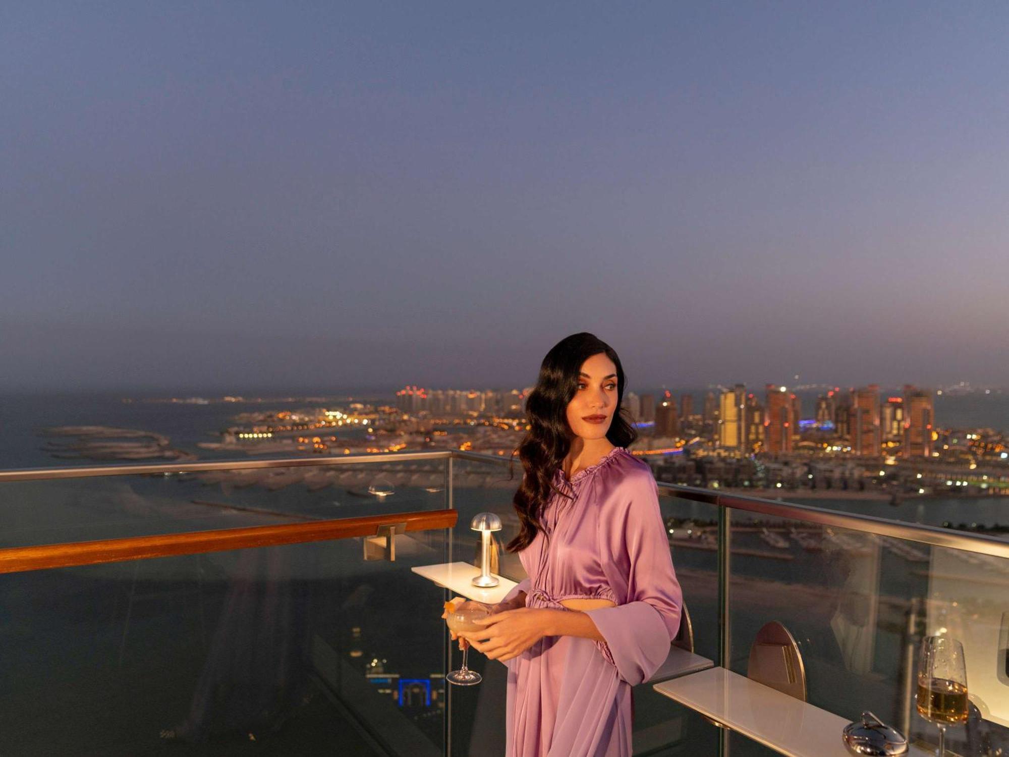 Fairmont Doha Hotel Lusail Luaran gambar A woman in Dubai