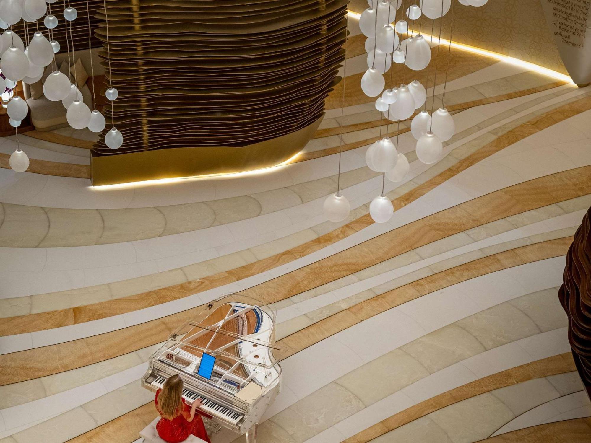 Fairmont Doha Hotel Lusail Luaran gambar The piano in the lobby