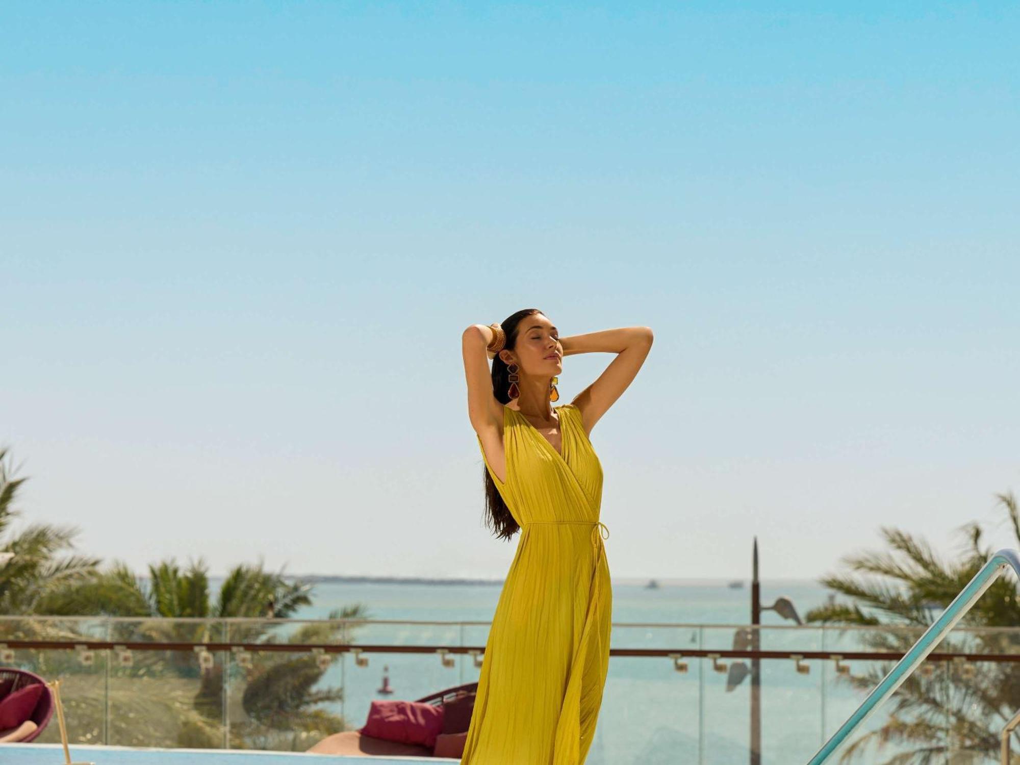Fairmont Doha Hotel Lusail Luaran gambar A woman in a yellow dress