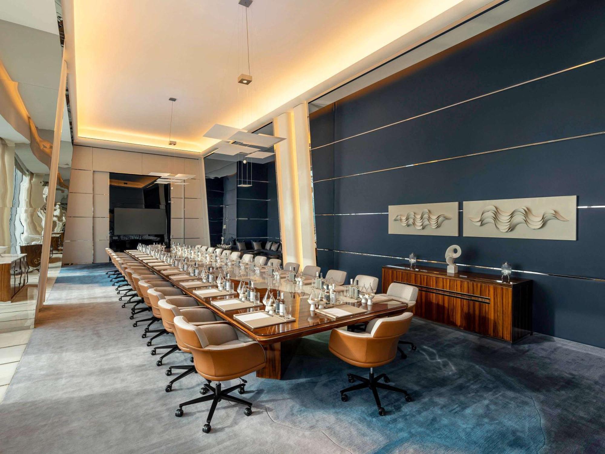 Fairmont Doha Hotel Lusail Luaran gambar The boardroom at the Four Seasons Hotel, London