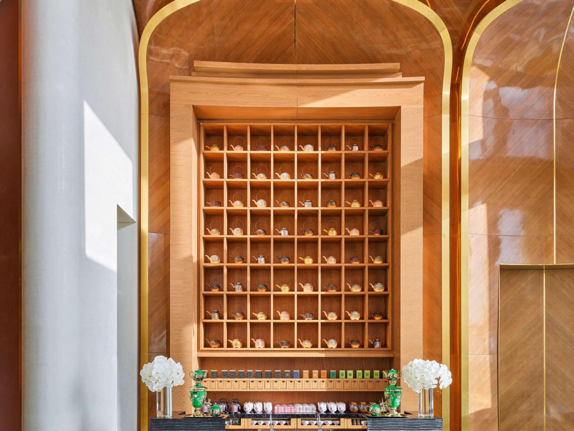 Fairmont Doha Hotel Lusail Luaran gambar A bell desk at the Mandarin Oriental, Hong Kong