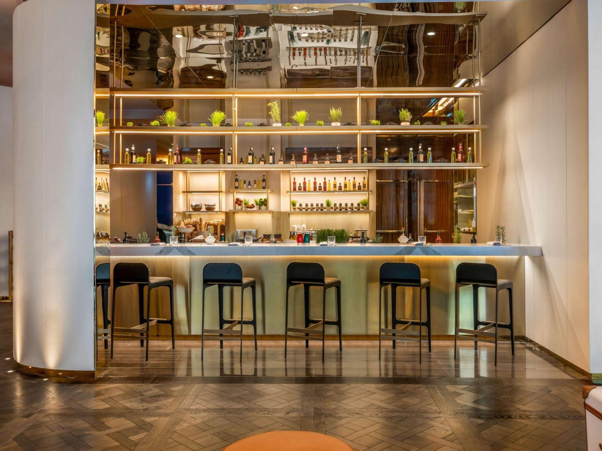 Fairmont Doha Hotel Lusail Luaran gambar The bar at the hotel