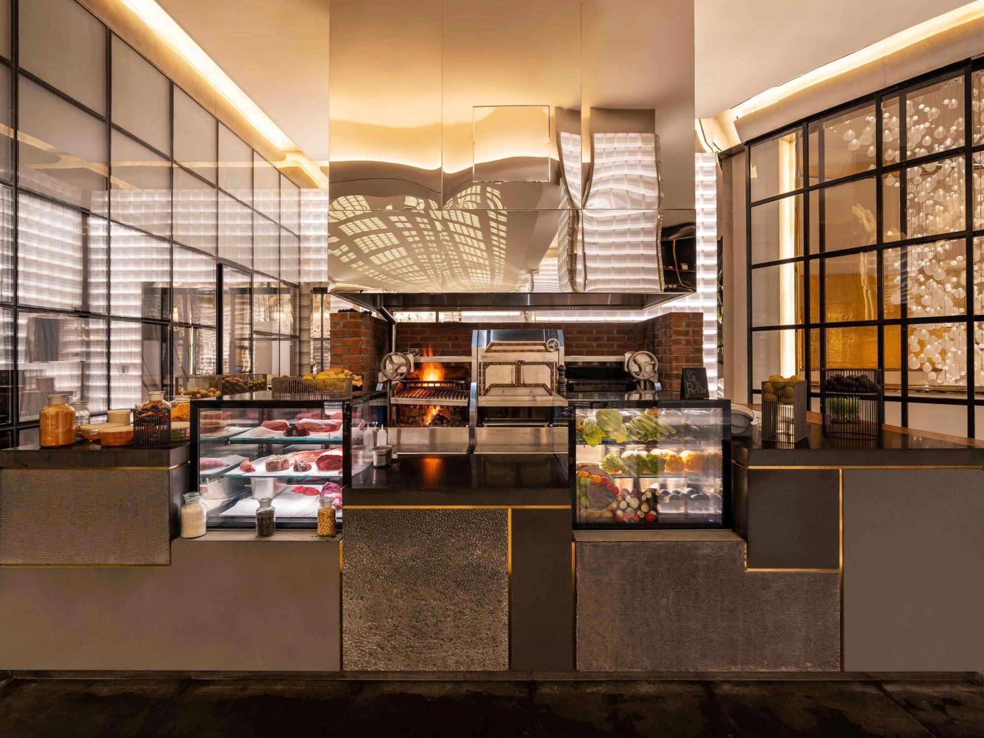 Fairmont Doha Hotel Lusail Luaran gambar The kitchen at the restaurant