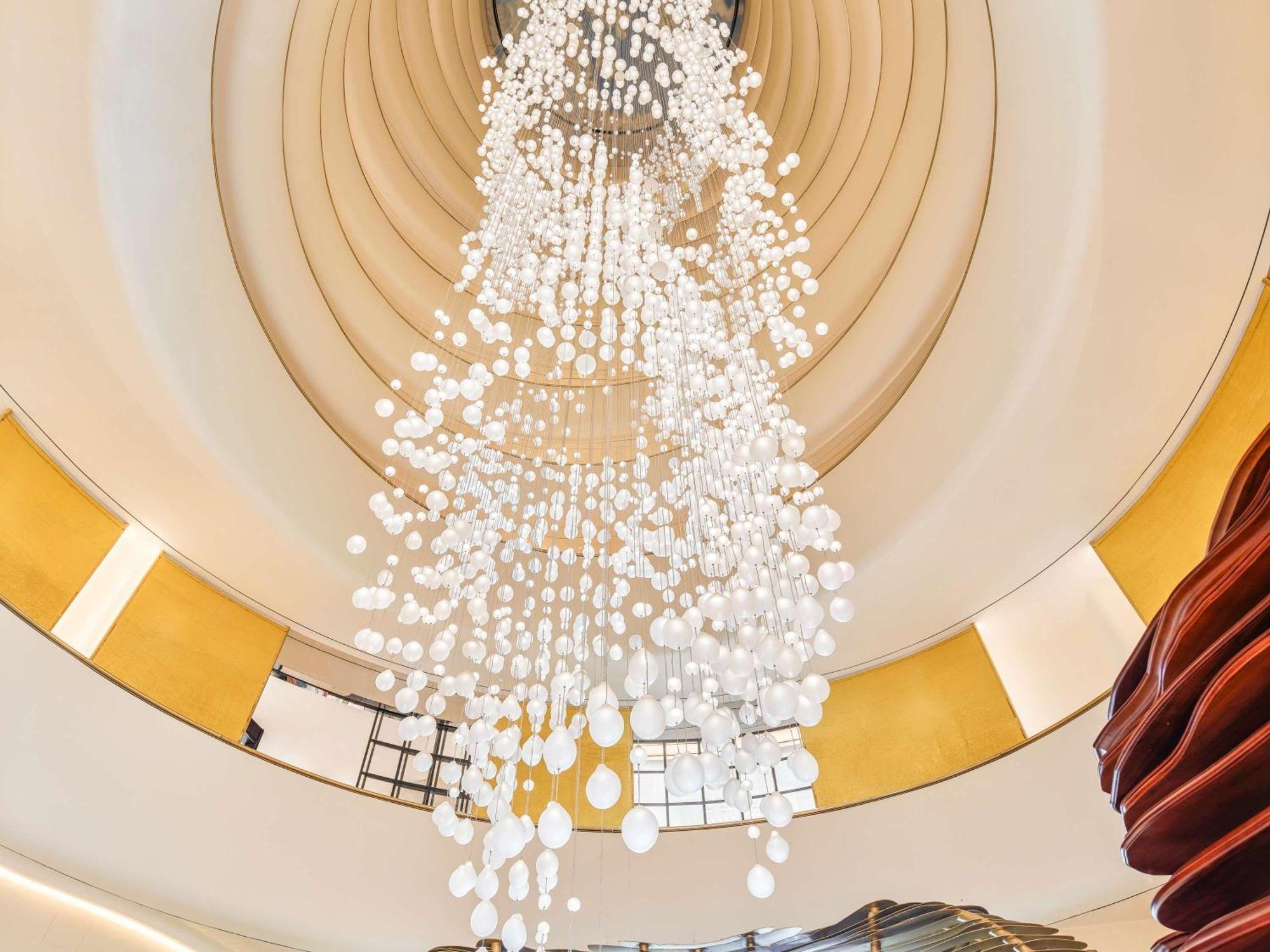 Fairmont Doha Hotel Lusail Luaran gambar The chandelier at the lobby