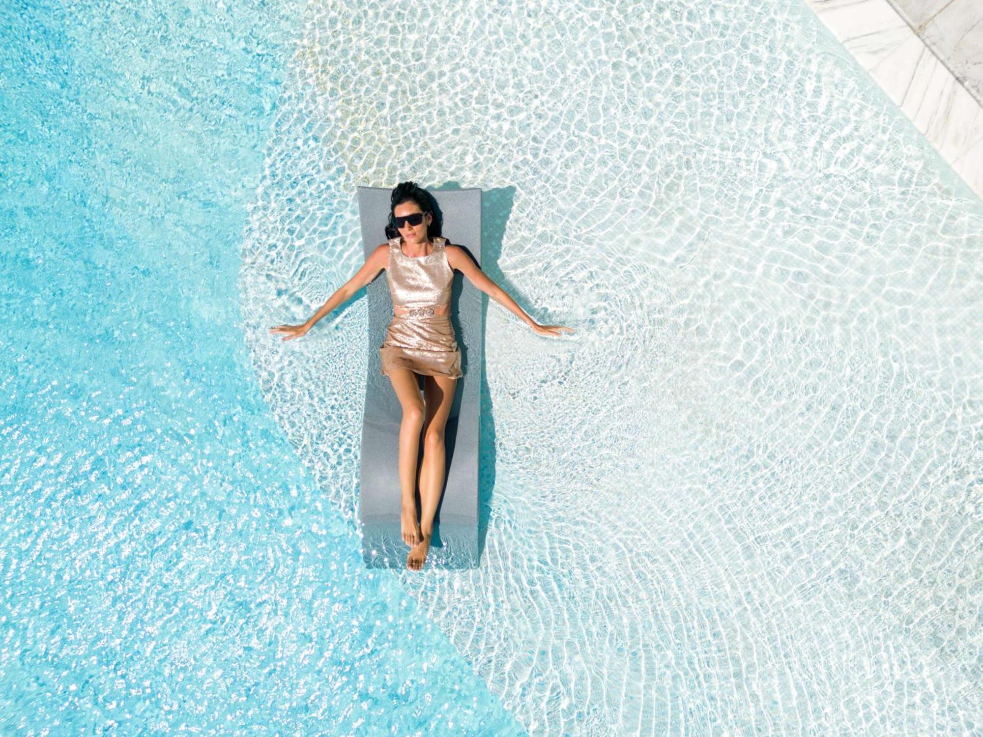 Fairmont Doha Hotel Lusail Luaran gambar A woman sunbathing